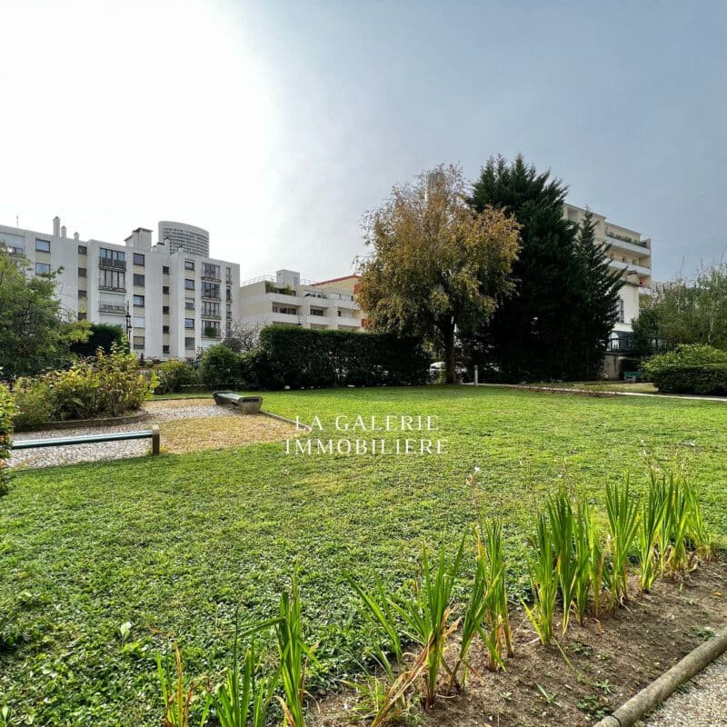 Appartement 2 pièces, cave et parking à Puteaux (92800)