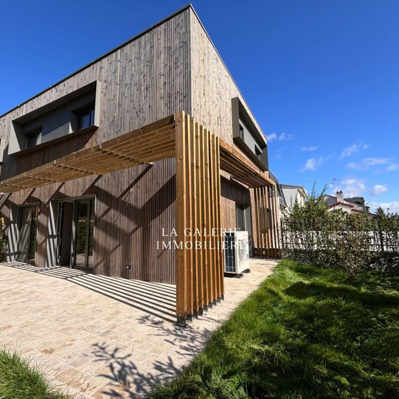 Maison / Loft 144m², terrasse, jardin, cave et parking à Suresnes (92150)